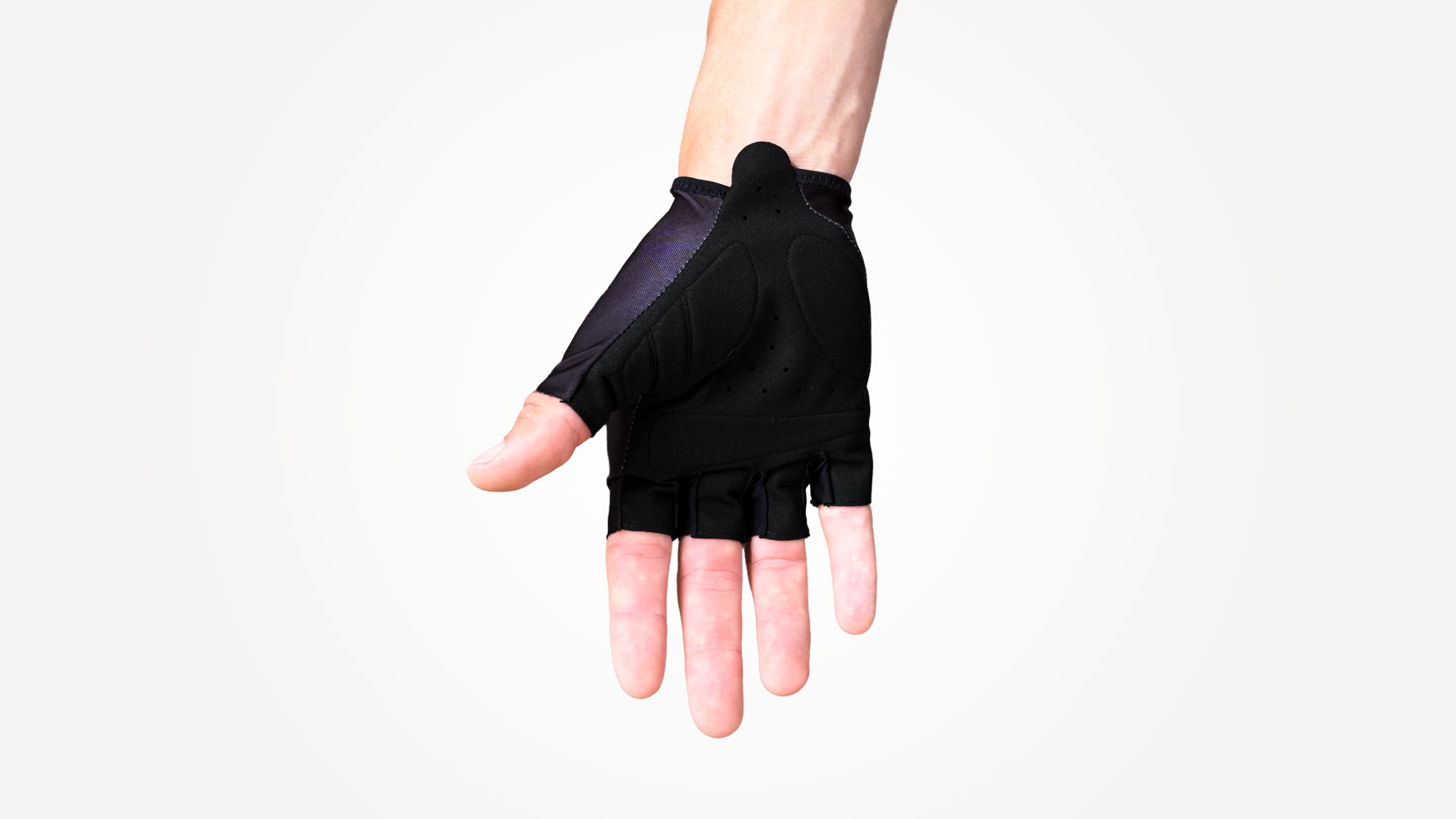 Gants de cyclisme noirs avec paume rembourrée et zones de ventilation.