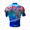 Maillot anniversaire avec motifs historiques, drapeaux canadien, britannique et américain, en bleu et rouge.