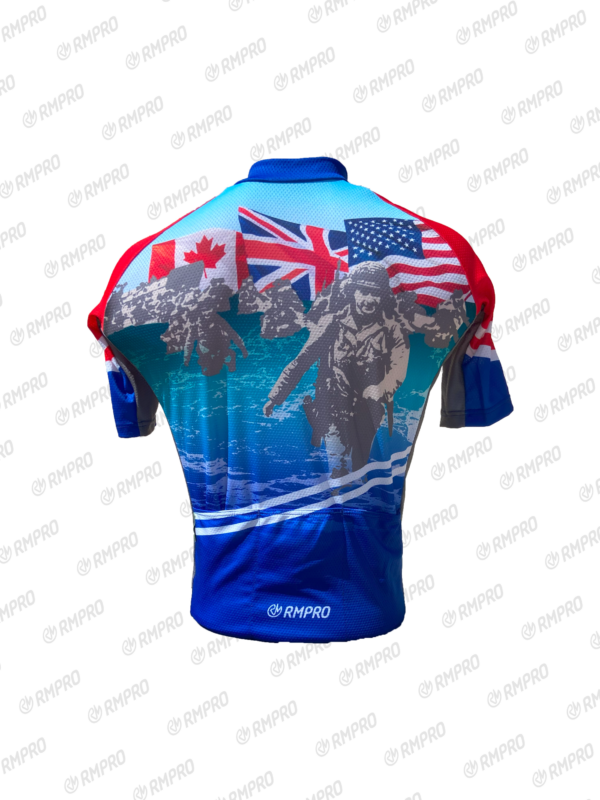 Maillot anniversaire avec motifs historiques, drapeaux canadien, britannique et américain, en bleu et rouge.