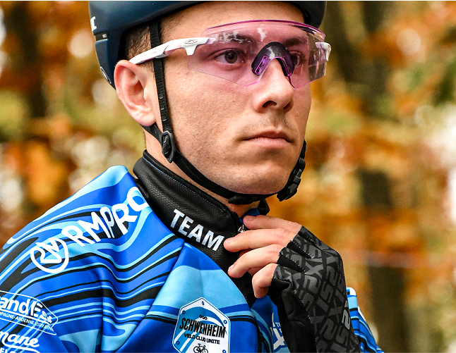 Cycliste en tenue personnalisée avec logo, concentré avant une course