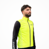 Gilet d'hiver technique jaune fluo avec manches noires, conçu pour le cyclisme.