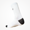 Chaussettes en polyester blanches avec détails noirs, adaptées pour le cyclisme et la course.