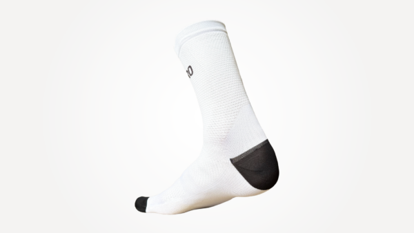 Chaussettes en polyester blanches avec détails noirs, adaptées pour le cyclisme et la course.