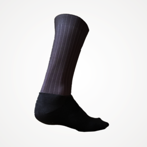 Chaussette aéro noire avec finition technique pour le cyclisme.