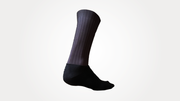 Chaussette aéro noire avec finition technique pour le cyclisme.