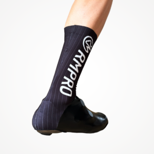 Couvre-chaussures aéro noirs avec logo, adaptés pour le cyclisme en conditions humides.