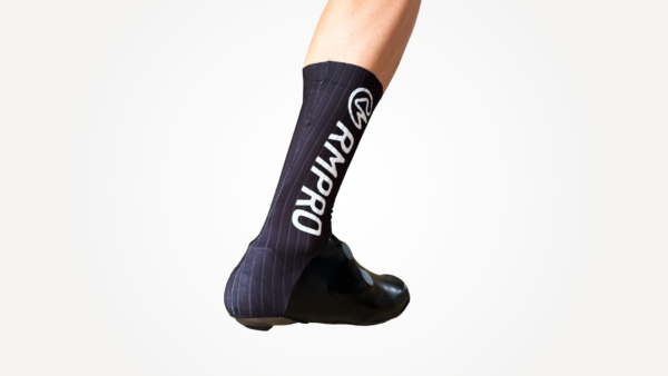Couvre-chaussures aéro noirs avec logo, adaptés pour le cyclisme en conditions humides.