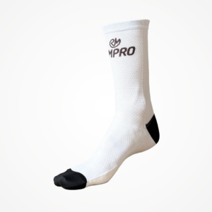 Chaussettes techniques blanches avec embouts noirs et logo, idéales pour le cyclisme et le running.