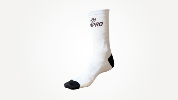Chaussettes techniques blanches avec embouts noirs et logo, idéales pour le cyclisme et le running.