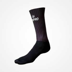 Chaussettes techniques noires avec logo RMPRO, conçues pour le cyclisme et le running.