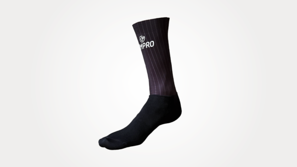 Chaussettes techniques noires avec logo RMPRO, conçues pour le cyclisme et le running.