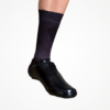 Couvre chaussures aéro noir porté avec des chaussettes techniques, adapté pour le cyclisme.