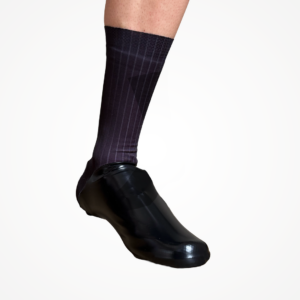 Couvre chaussures aéro noir porté avec des chaussettes techniques, adapté pour le cyclisme.
