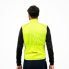 Gilet d'hiver lumineux en tissu technique, porté par un cycliste, avec détails réfléchissants.