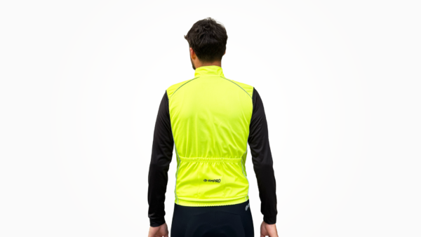 Gilet d'hiver lumineux en tissu technique, porté par un cycliste, avec détails réfléchissants.