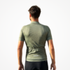 Maillot manches courtes vert olive en tissu technique, porté par un homme vu de dos.