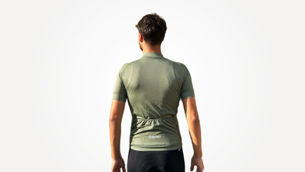 Maillot manches courtes vert olive en tissu technique, porté par un homme vu de dos.