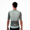 Maillot manches courtes gris technique avec détails de personnalisation au dos.