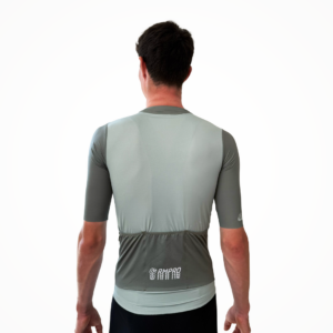 Maillot manches courtes gris technique avec détails de personnalisation au dos.