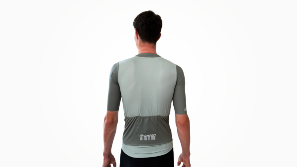 Maillot manches courtes gris technique avec détails de personnalisation au dos.