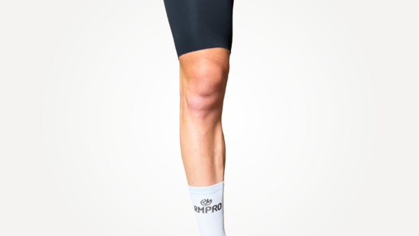 Cuissard technique noir avec bretelles, porté avec des chaussettes blanches à logo RMPRO.