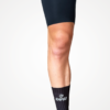 Chaussette aéro noire avec logo RMPRO, idéale pour le cyclisme et la course.