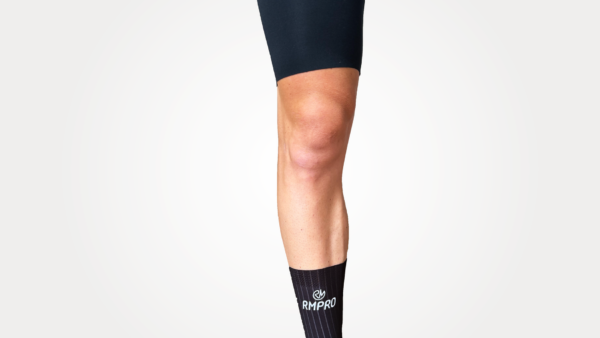 Chaussette aéro noire avec logo RMPRO, idéale pour le cyclisme et la course.
