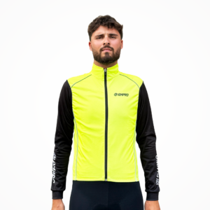 Gilet technique jaune fluo avec manches noires, conçu pour le cyclisme, présenté sur un mannequin.