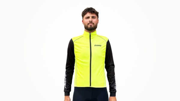 Gilet technique jaune fluo avec manches noires, conçu pour le cyclisme, présenté sur un mannequin.