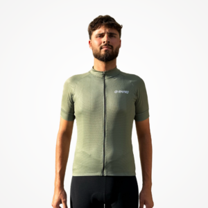 Maillot à manches courtes vert olive avec fermeture éclair, adapté pour cyclisme et personnalisation.