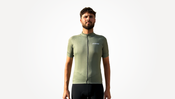 Maillot à manches courtes vert olive avec fermeture éclair, adapté pour cyclisme et personnalisation.