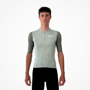 Maillot manches courtes gris clair avec zip, porté par un mannequin.