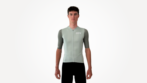 Maillot manches courtes gris clair avec zip, porté par un mannequin.