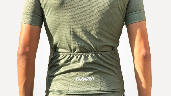 Maillot manches courtes technique vert avec détail de logo RMPRO au dos.