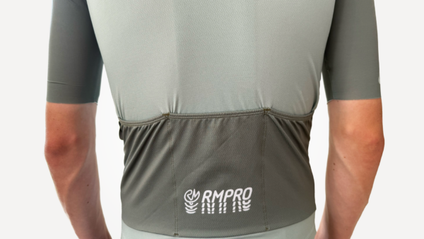 Maillot manches courtes gris technique avec poche arrière pour cyclisme.
