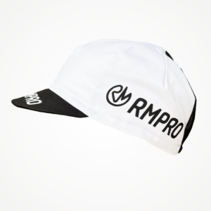 Casquette blanche avec visière noire et logo RMPRO, idéale pour le cyclisme.