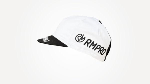 Casquette blanche avec visière noire et logo RMPRO, idéale pour le cyclisme.