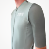 Maillot manches courtes gris clair en tissu technique, adapté pour le cyclisme.
