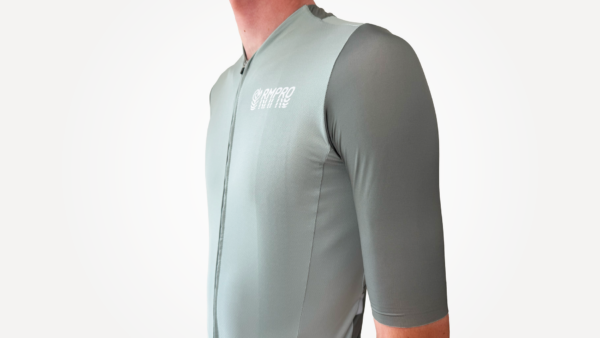 Maillot manches courtes gris clair en tissu technique, adapté pour le cyclisme.