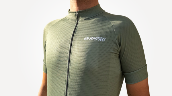 Maillot manches courtes vert technique avec fermeture éclair et logo RMPRO.