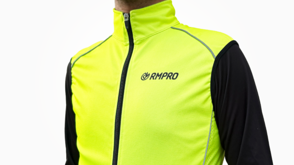 Veste technique hiver à manches longues, en jaune fluo et noir, avec logo RMPRO sur la poitrine.