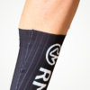 Couvre chaussures aéro noir avec logo personnalisé pour cyclisme.