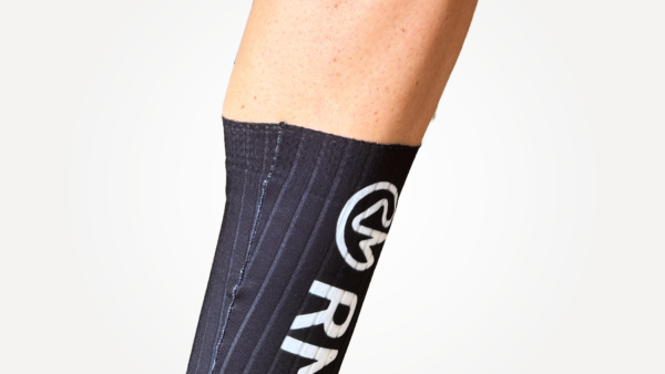 Couvre chaussures aéro noir avec logo personnalisé pour cyclisme.