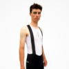 Cuissard technique noir avec bretelles, porté par un cycliste en tenue adaptée.