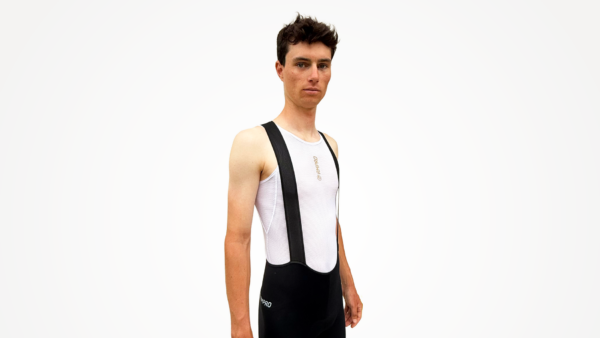 Cuissard technique noir avec bretelles, porté par un cycliste en tenue adaptée.