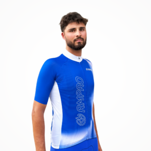Maillot manches courtes bleu et blanc avec logo, porté par un homme en situation.