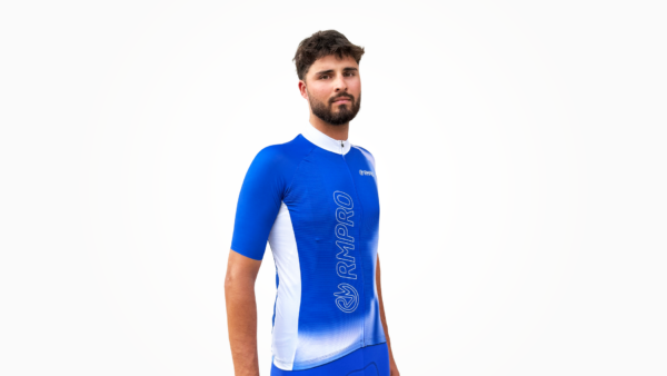 Maillot manches courtes bleu et blanc avec logo, porté par un homme en situation.