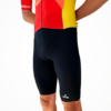 Cuissard technique noir avec maillot coloré aux logos personnalisés d'un club de cyclisme.