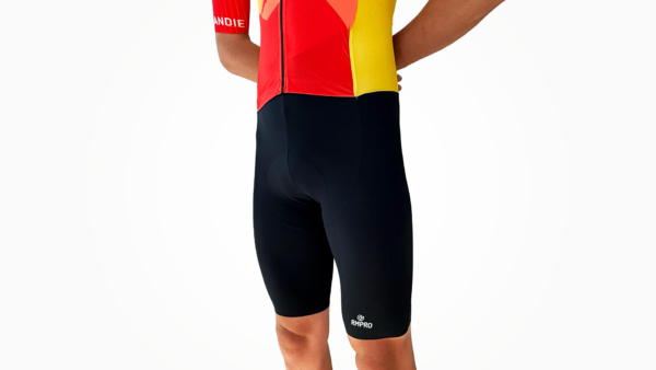 Cuissard technique noir avec maillot coloré aux logos personnalisés d'un club de cyclisme.