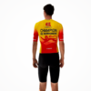 Maillot de cyclisme personnalisé jaune et rouge avec inscriptions "Champion de Normandie", porté par un cycliste de dos.